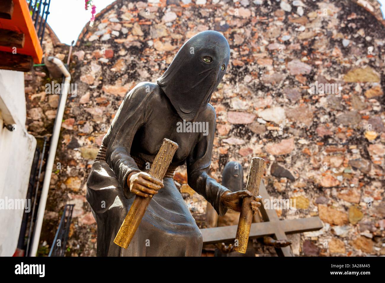 Taxco, Mexique - 18 novembre 2024 : Monument aux processions traditionnelles de la semaine Sainte dans la magnifique ville magique de Taxco de Alarcon. Âmes pénitentes Banque D'Images