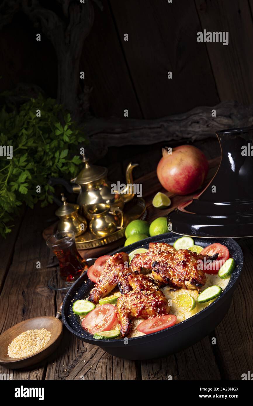 Couscous épicé avec ailes de poulet frites Banque D'Images