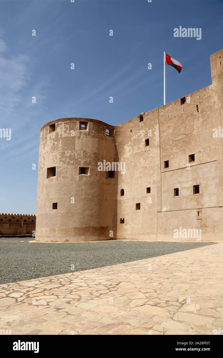 Extérieur du fort de Nizwa avec drapeau Oman Banque D'Images