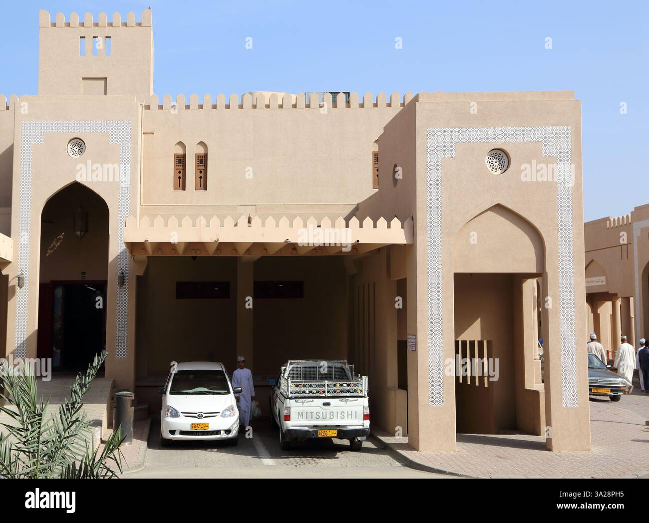 Voitures garées devant le marché de Nizwa Oman Banque D'Images