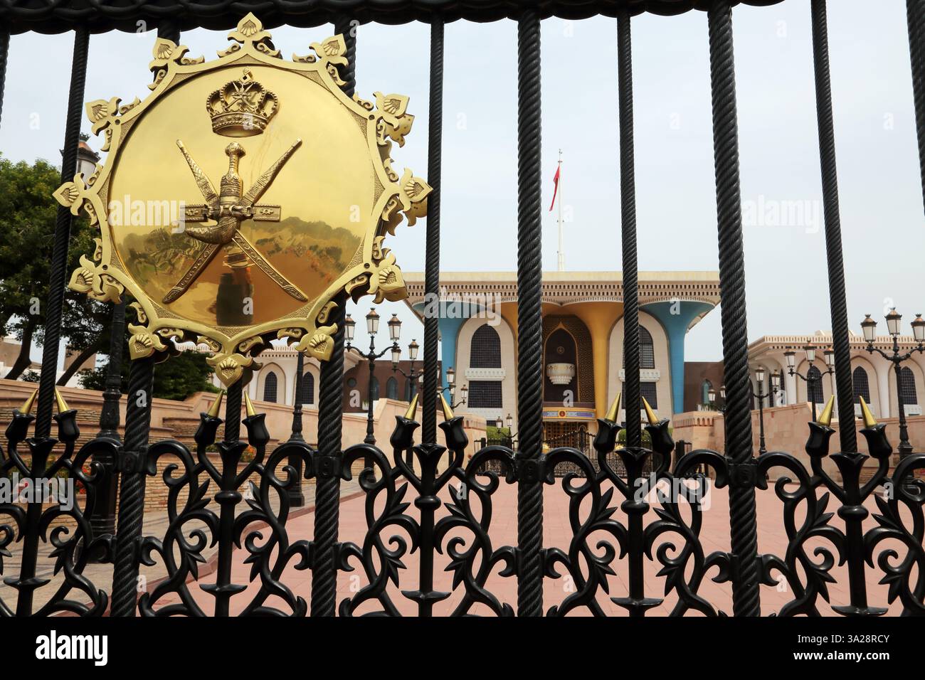 Emblème national royal d'Oman (Khanjar Wa Sayfain) Khanjar et deux épées croisées sur les portes du palais Al Alam Old Muscat Oman Banque D'Images