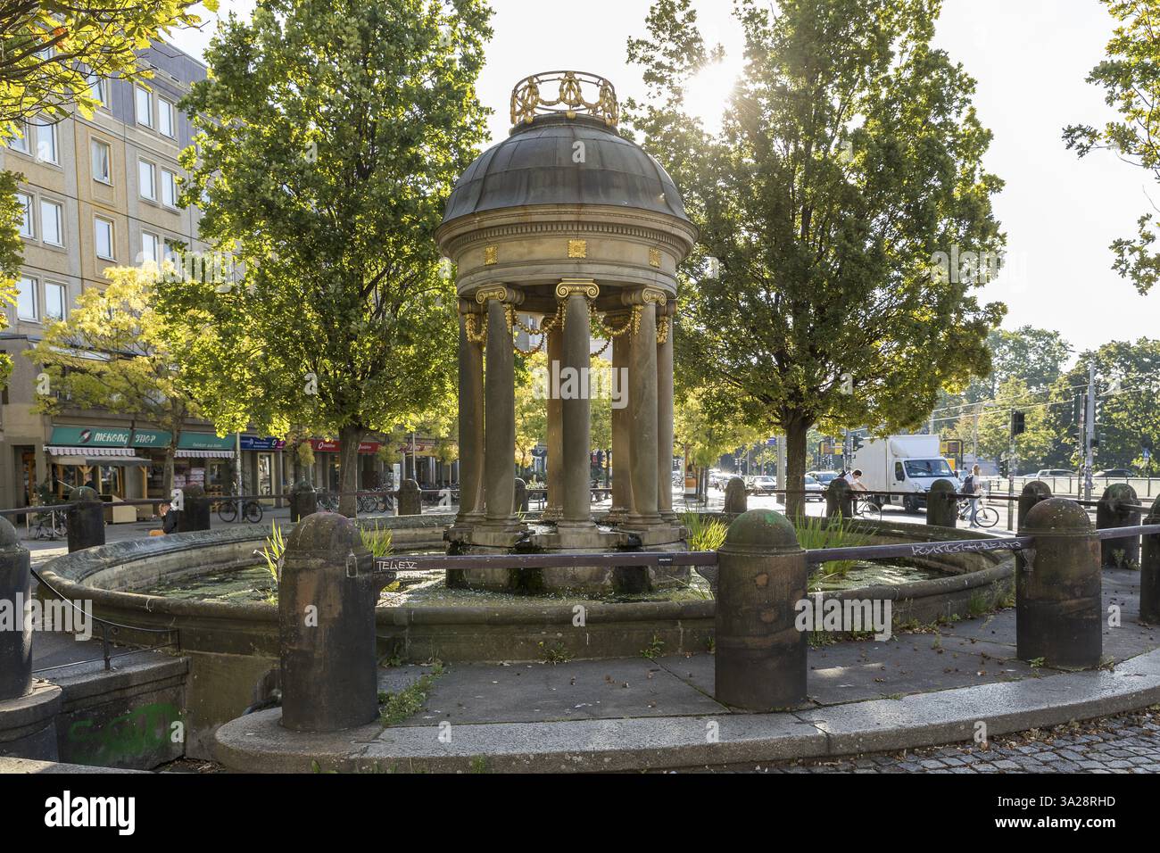 Fontaine artésienne avec tempietto sur Albertplatz, Dresde, Saxe, Allemagne, Europe Banque D'Images