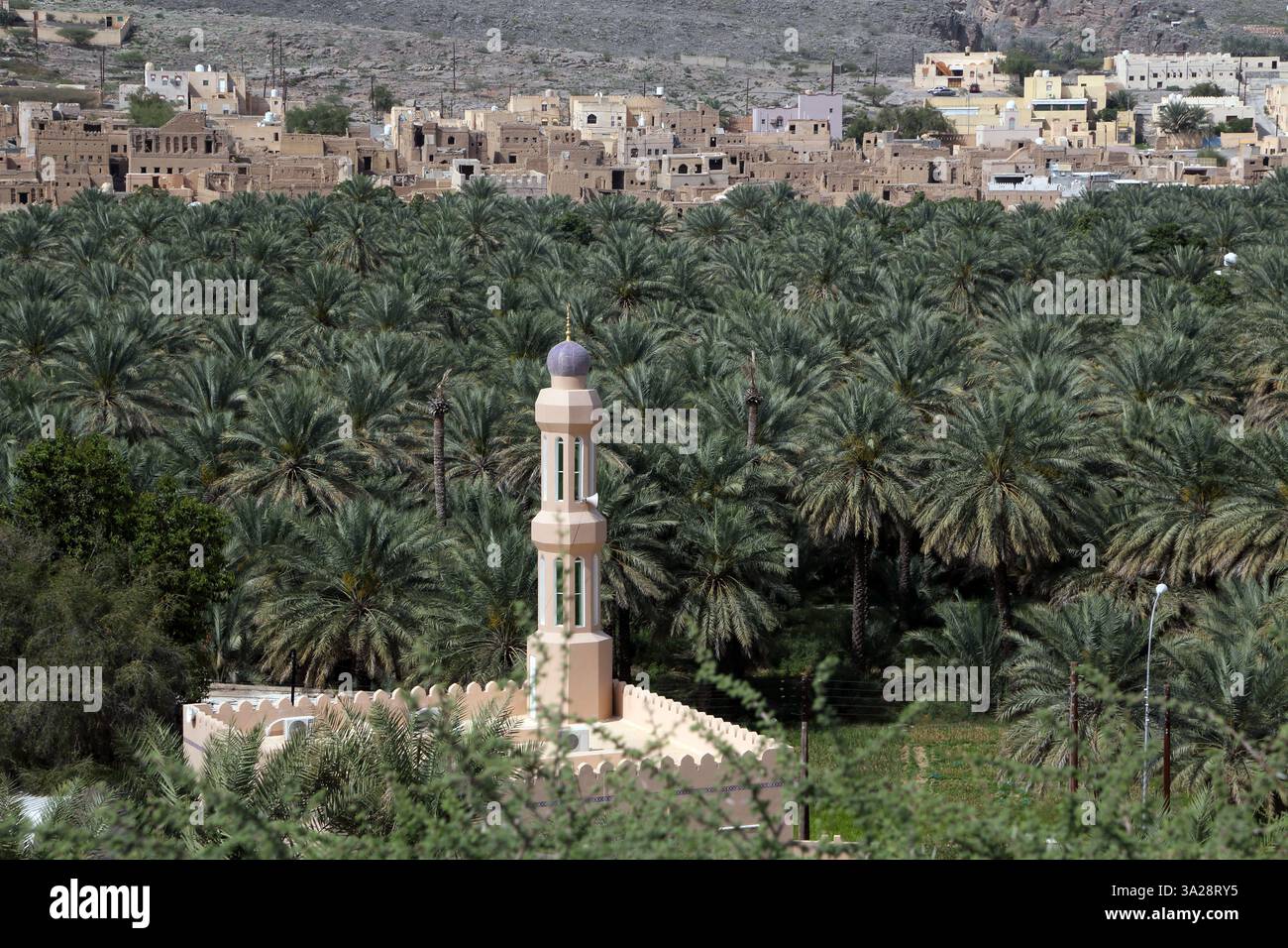 Mosquée sur le bord de la ville abandonnée Wadi Ghul Hajar montagnes Al Hamra Banque D'Images