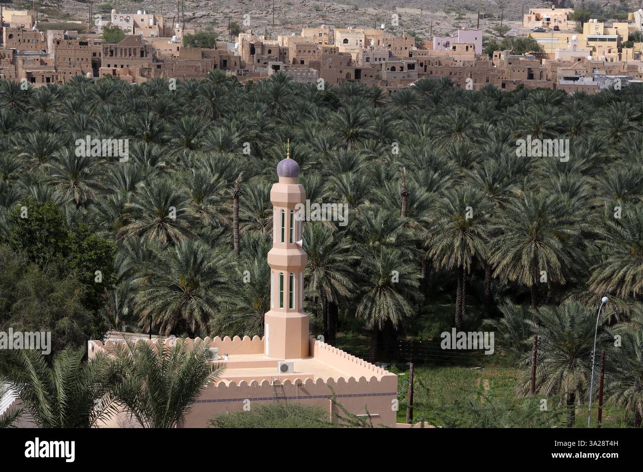 Mosquée sur le bord de la ville abandonnée Wadi Ghul Hajar montagnes Al Hamra Banque D'Images