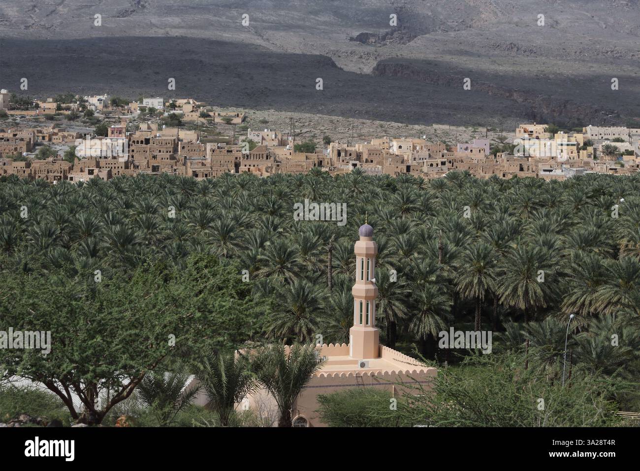 Mosquée sur le bord de la ville abandonnée Wadi Ghul Hajar montagnes Al Hamra Banque D'Images