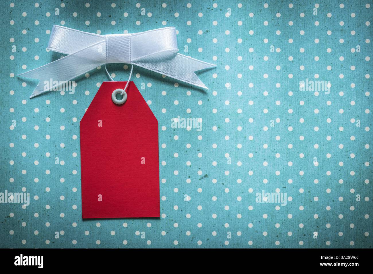 Étiquette de vente sur nappe à pois bleus Banque D'Images
