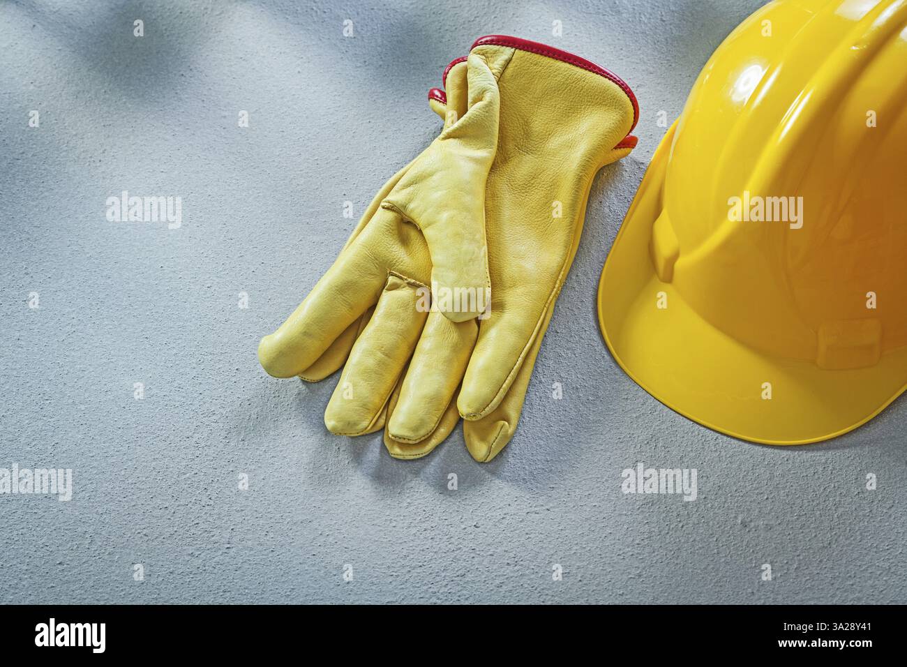 Gants de protection de capuchon de sécurité sur le concept de construction de surface en béton Banque D'Images