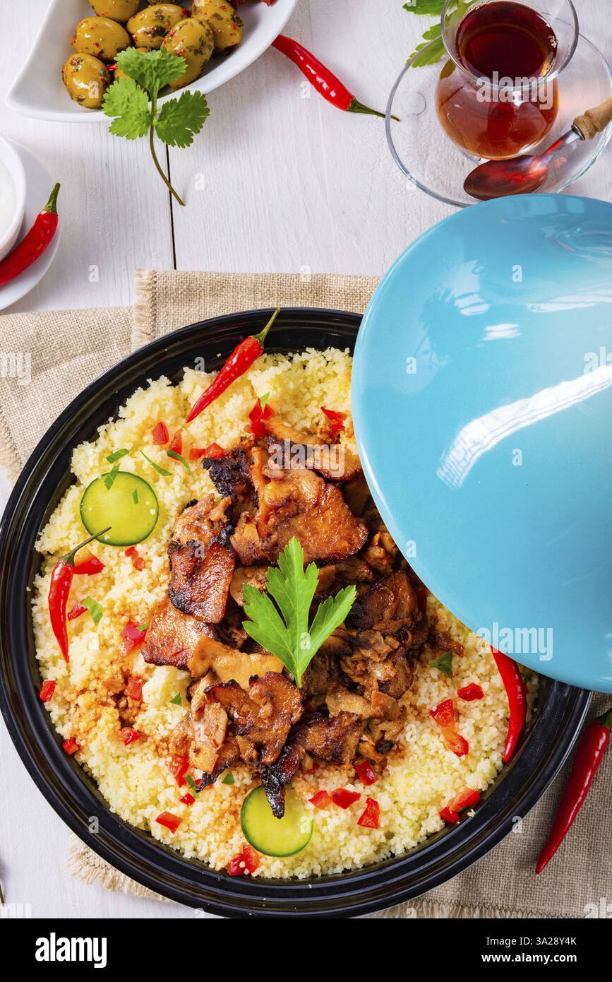 Tajin avec couscous, légumes et viande sur fond blanc Banque D'Images