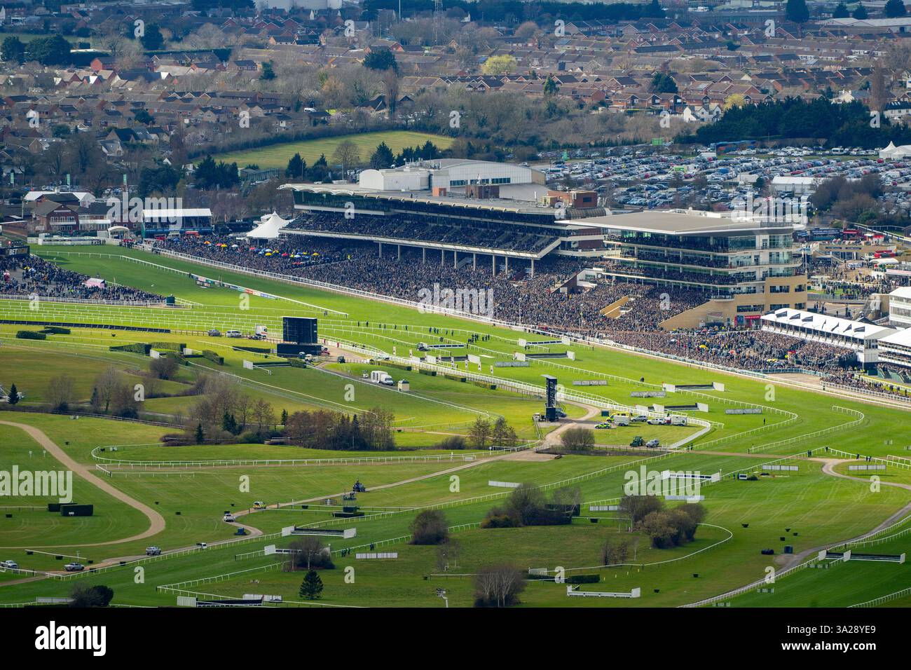 Vue générale de l'hippodrome de Cheltenham au cours du deuxième jour du festival de Cheltenham prise depuis Cleeve Hill, le point culminant du Gloucestershire. Banque D'Images