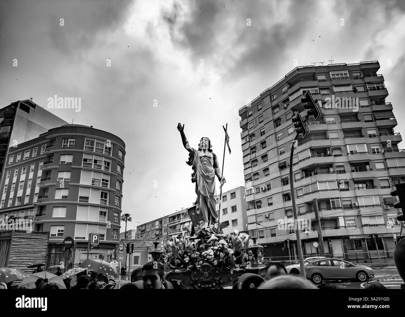 La procession du Christ ressuscité sous la pluie à Villajoyosa Banque D'Images