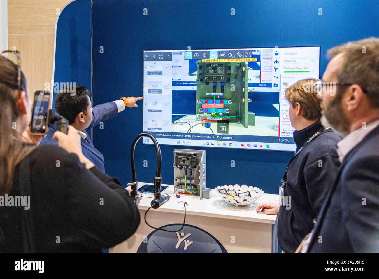 Un représentant de Diota de Dassault systèmes a fait une démonstration et une présentation aux clients lors de la Space Comm Expo 2025 au Excel Centre Banque D'Images