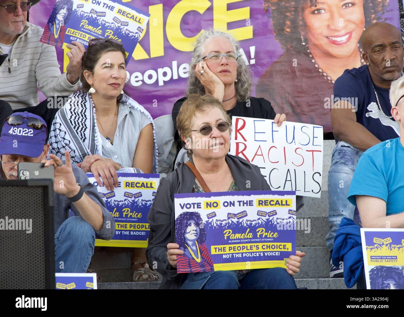 Oakland, CA - 20 octobre 2024 : les partisans tenant des pancartes devant le palais de justice du comté d'Alameda lors d'un rassemblement pour protéger la victoire, votent non sur l'initia de rappel Banque D'Images