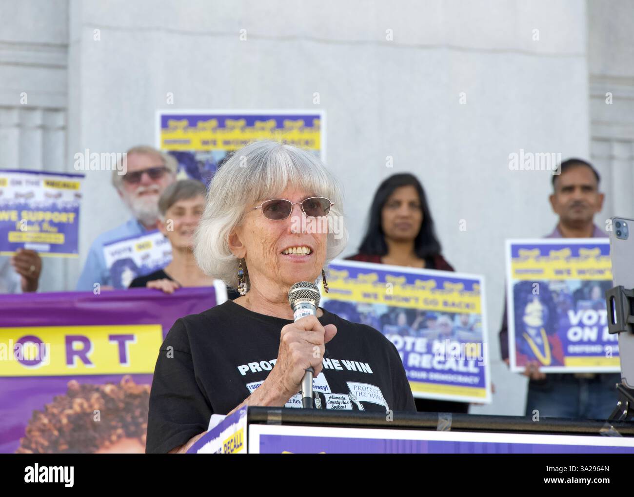 Oakland, CA - 20 octobre 2024 : Rivka Polatnick parlant devant le palais de justice du comté d'Alameda lors d'un rassemblement pour protéger la victoire, votez non sur l'initia de rappel Banque D'Images