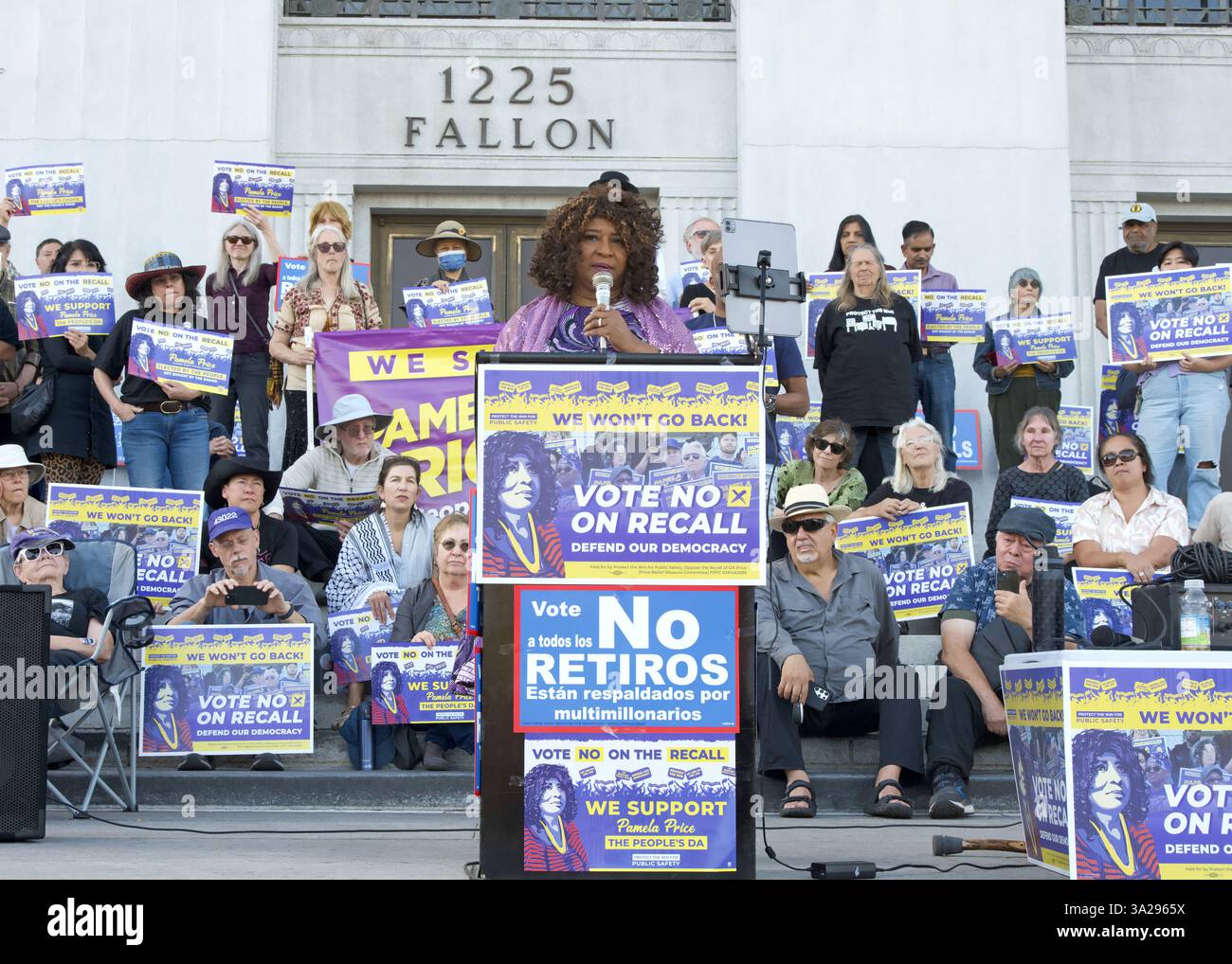 Oakland, CA - 20 octobre 2024 : le procureur du comté d'Alameda, Pamela Price, s'exprimant devant le palais de justice du comté d'Alameda lors d'un rassemblement pour protéger la victoire Banque D'Images
