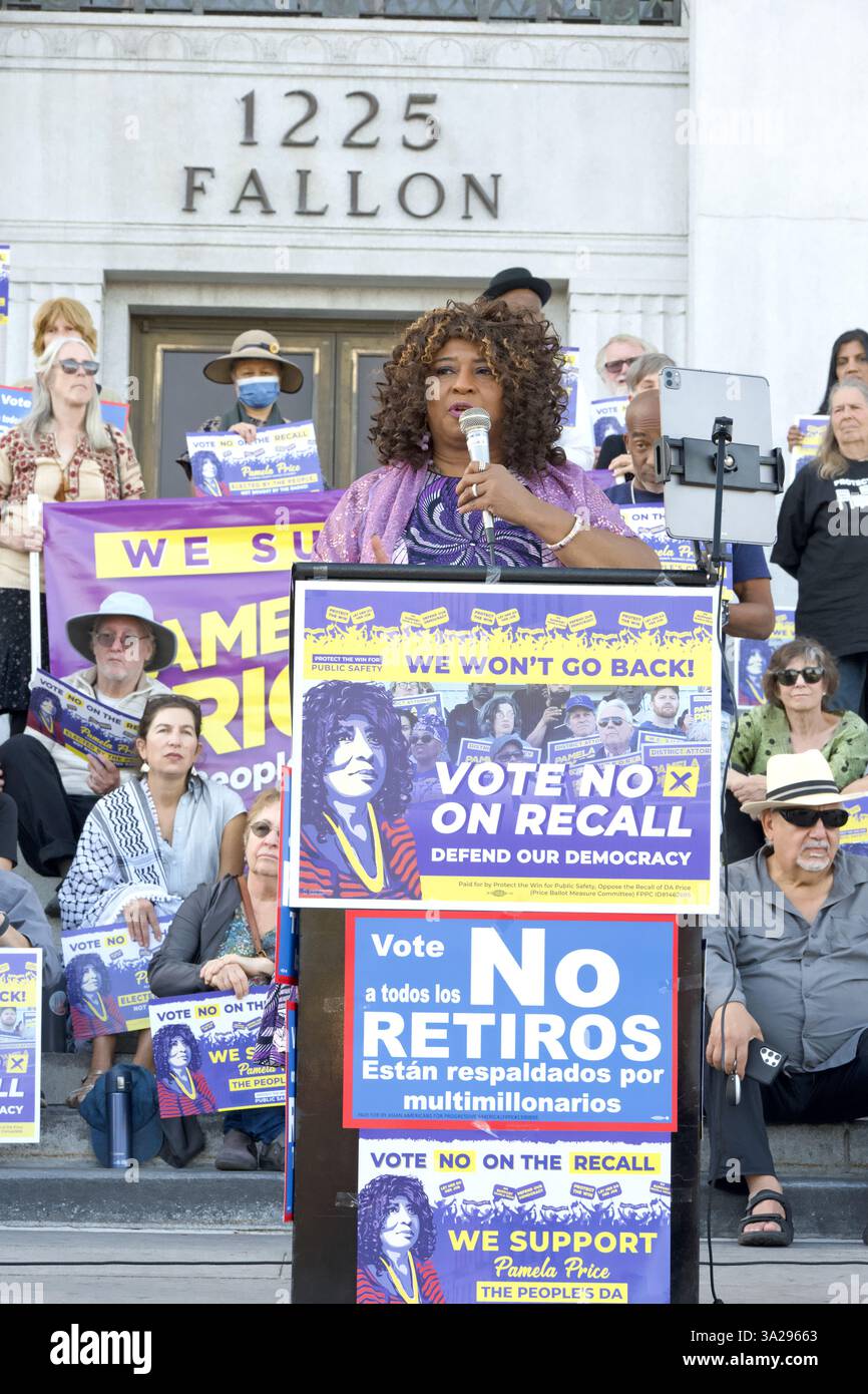 Oakland, CA - 20 octobre 2024 : le procureur du comté d'Alameda, Pamela Price, s'exprimant devant le palais de justice du comté d'Alameda lors d'un rassemblement pour protéger la victoire Banque D'Images