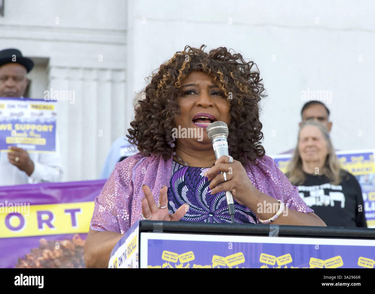 Oakland, CA - 20 octobre 2024 : le procureur du comté d'Alameda, Pamela Price, s'exprimant devant le palais de justice du comté d'Alameda lors d'un rassemblement pour protéger la victoire Banque D'Images