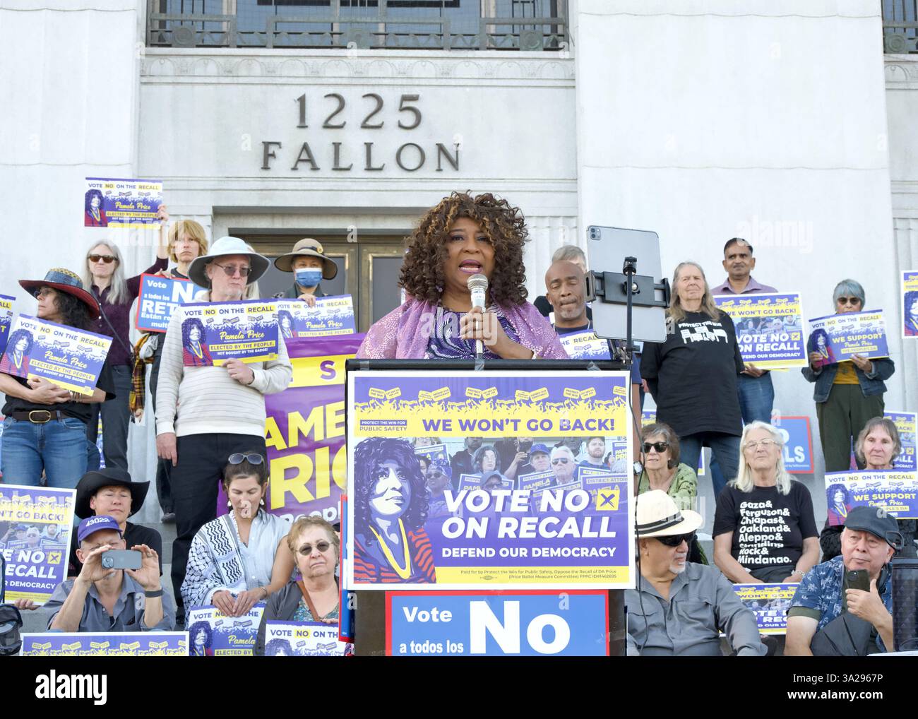 Oakland, CA - 20 octobre 2024 : le procureur du comté d'Alameda, Pamela Price, s'exprimant devant le palais de justice du comté d'Alameda lors d'un rassemblement pour protéger la victoire Banque D'Images
