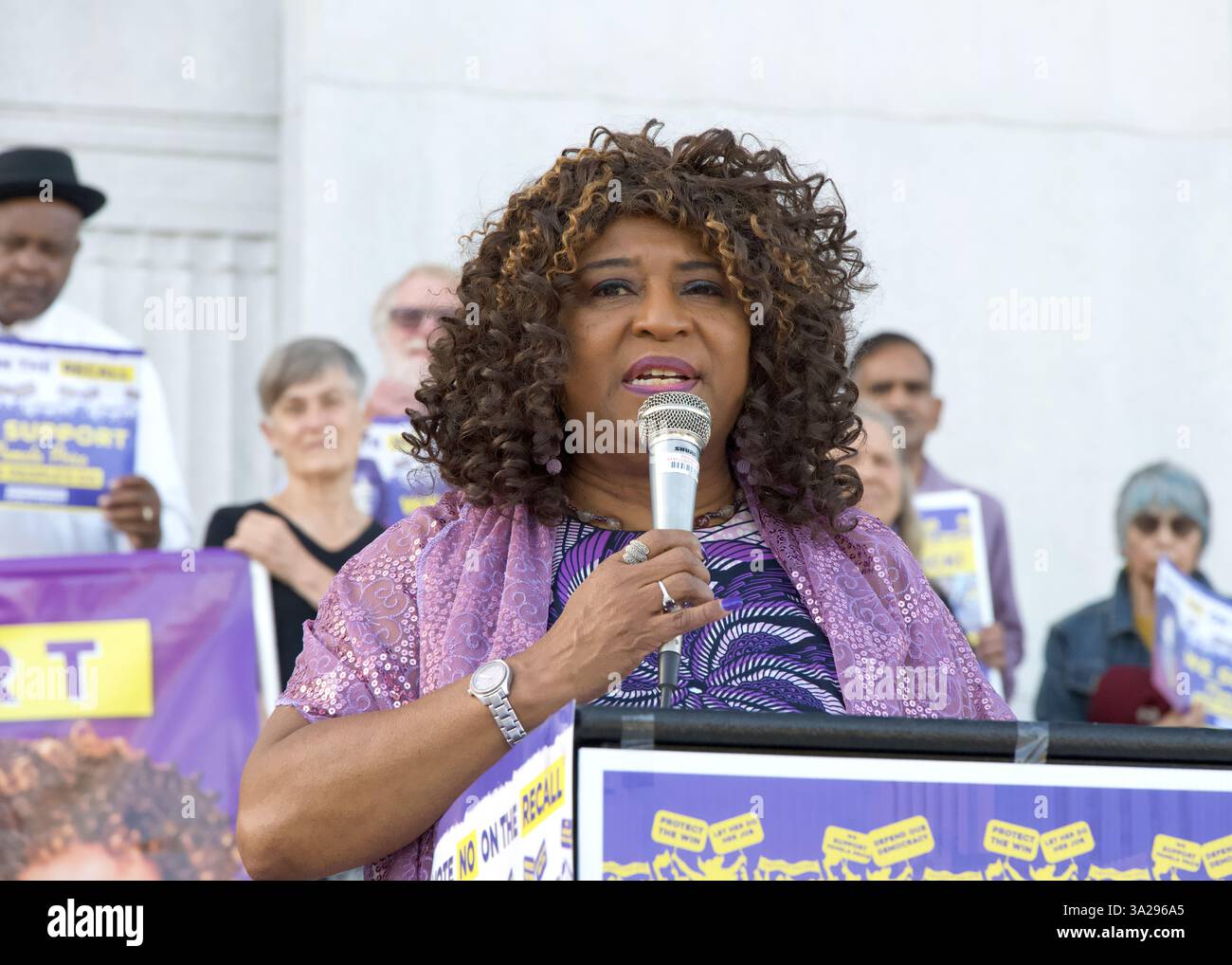 Oakland, CA - 20 octobre 2024 : le procureur du comté d'Alameda, Pamela Price, s'exprimant devant le palais de justice du comté d'Alameda lors d'un rassemblement pour protéger la victoire Banque D'Images
