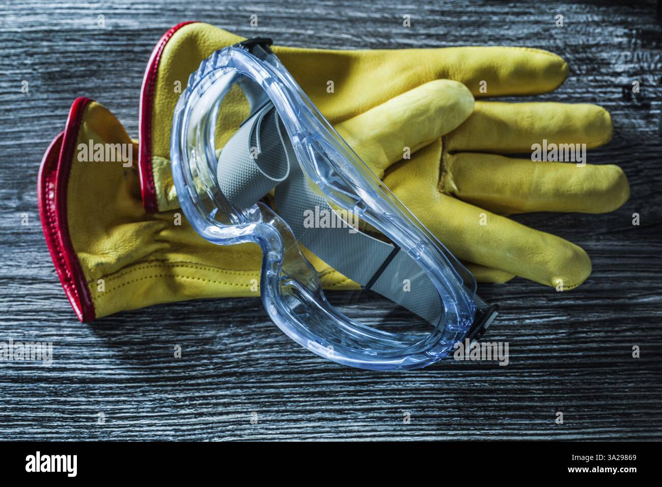 Gants de sécurité en cuir lunettes sur planche de bois Banque D'Images