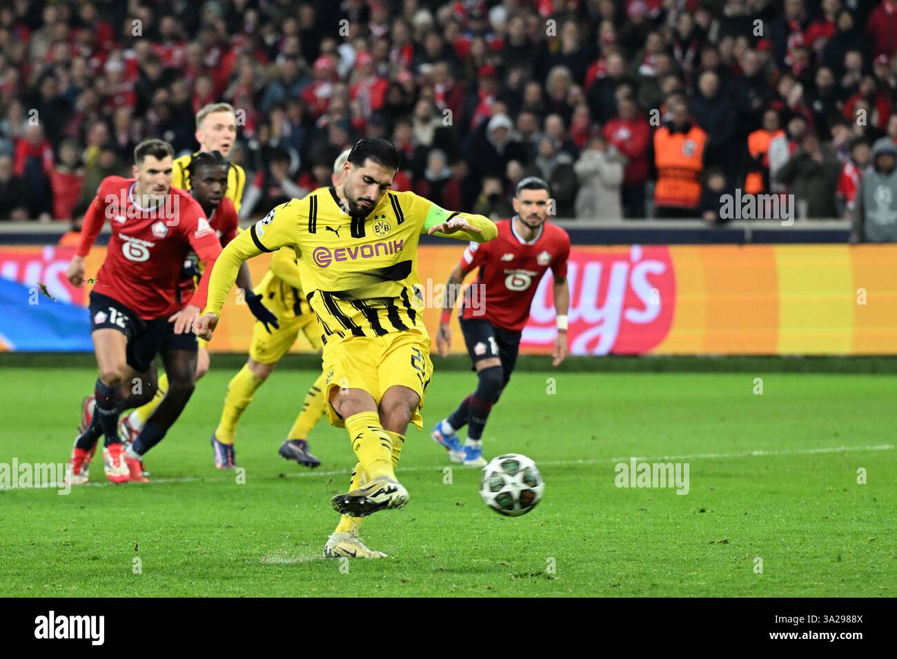 Lille, France. 12 mars 2025. Football : Ligue des Champions, OSC Lille - Borussia Dortmund, éliminatoires, 16e manche, stade Pierre-Mauroy. Emre de Dortmund peut marquer à partir du point de penalty pour faire 1:1. Crédit : Federico Gambarini/dpa/Alamy Live News Banque D'Images