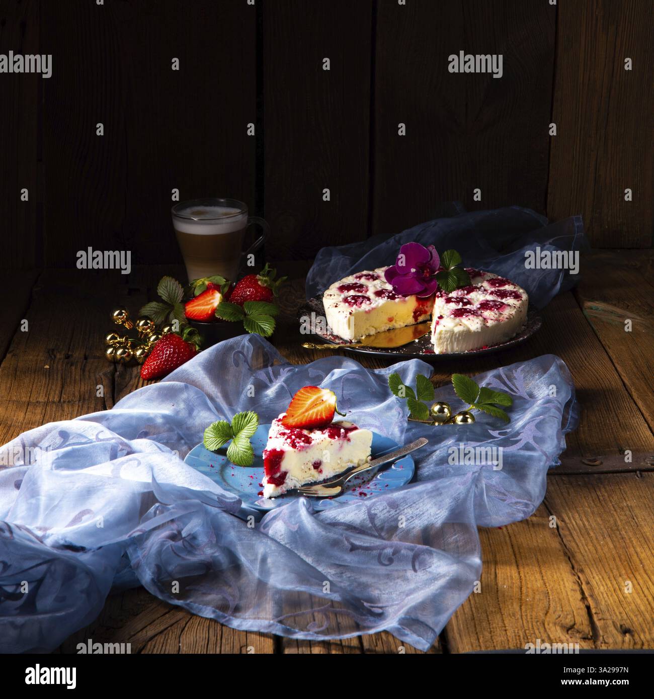 Beau et délicieux cheesecake sans cuisson avec des fraises Banque D'Images