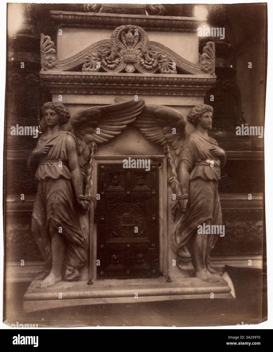 Cette image capture le maître-autel de l'Eglise Saint-Roch à Paris. La photographie souligne l'arrangement dramatique de l'autel et les sculptures complexes, mettant en valeur le design riche de cette église historique. Banque D'Images