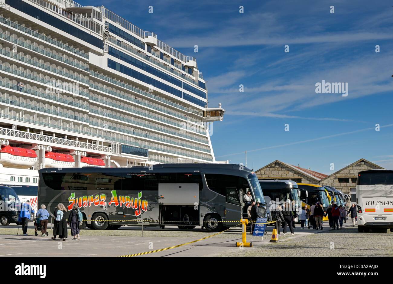 Vigo, Espagne - 14 janvier 2025 : rangée d'autocars au terminal de croisière de la ville pour prendre en charge les passagers des bateaux de croisière pour une excursion Banque D'Images