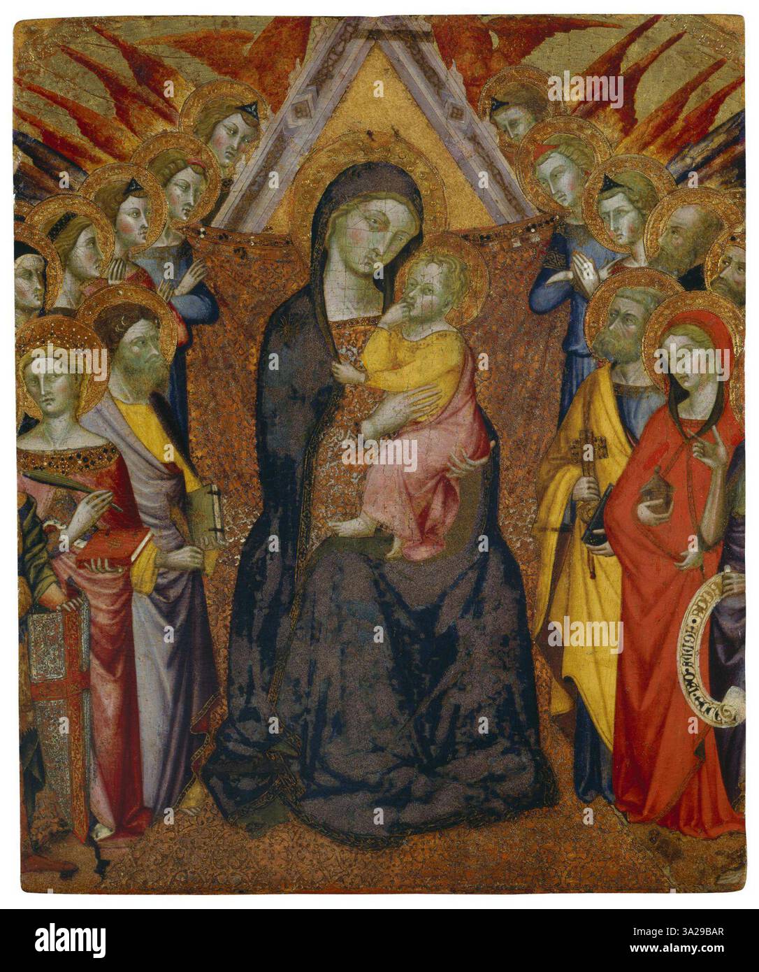 Cette œuvre du cercle de Pietro Lorenzetti montre la Vierge intronisée avec l'enfant et entourée de saints et d'anges. La composition souligne la présence divine de la sainte famille et de la hiérarchie céleste dans la tradition artistique religieuse du XIVe siècle. Banque D'Images