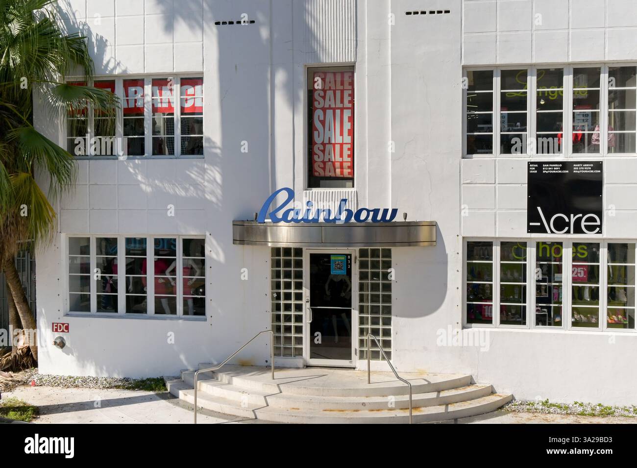 Miami, Floride, États-Unis - 3 décembre 2023 : vue extérieure avant d'un magasin de vêtements dans le bâtiment art déco Rainbow sur Miami South Beach Banque D'Images