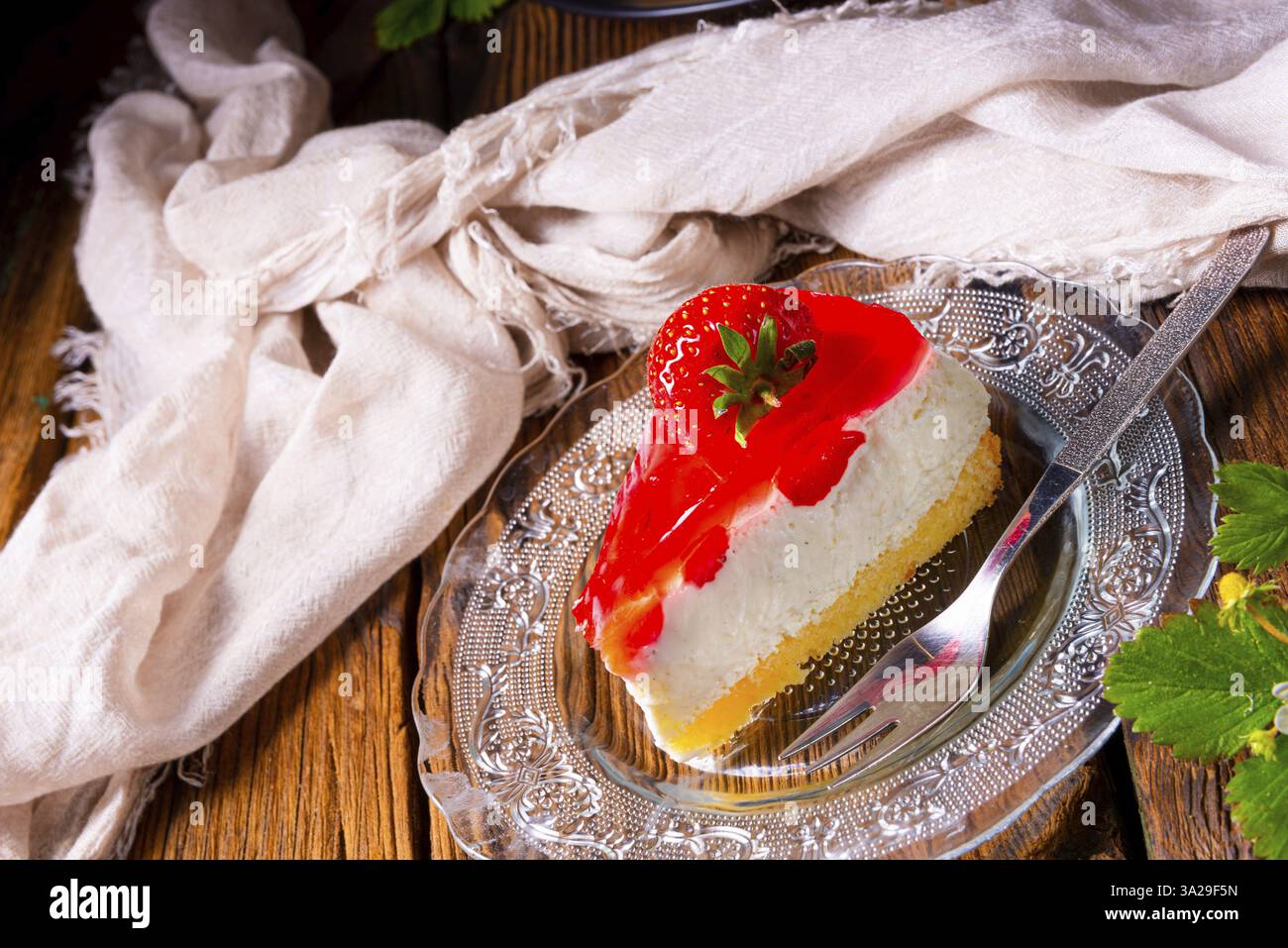 Délicieuse tarte au fromage à la crème aux fraises à base d'éponge Banque D'Images