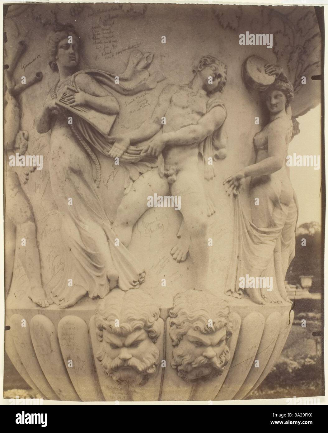 Le plan détaillé d’Atget se concentre sur le design complexe d’un vase décoratif dans les jardins de Versailles, mettant l’accent sur le savoir-faire artisanal et le style ornemental typiques de l’époque. Banque D'Images