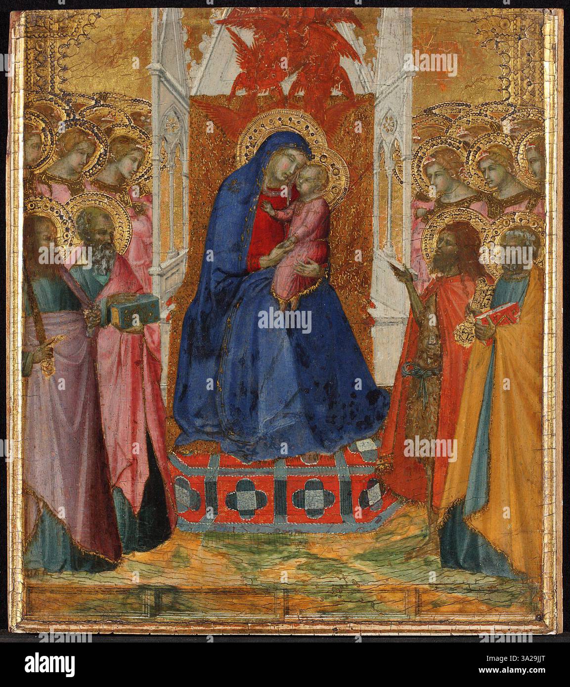 Cette peinture de Pietro Lorenzetti, datant d'environ 1345, représente la Vierge et l'enfant intronisés, entourés d'anges et de saints. Les figures de Saint Paul, Saint Jean l'évangéliste, Saint Jean le Baptiste et Saint Pierre sont incluses, soulignant la hiérarchie céleste. Banque D'Images