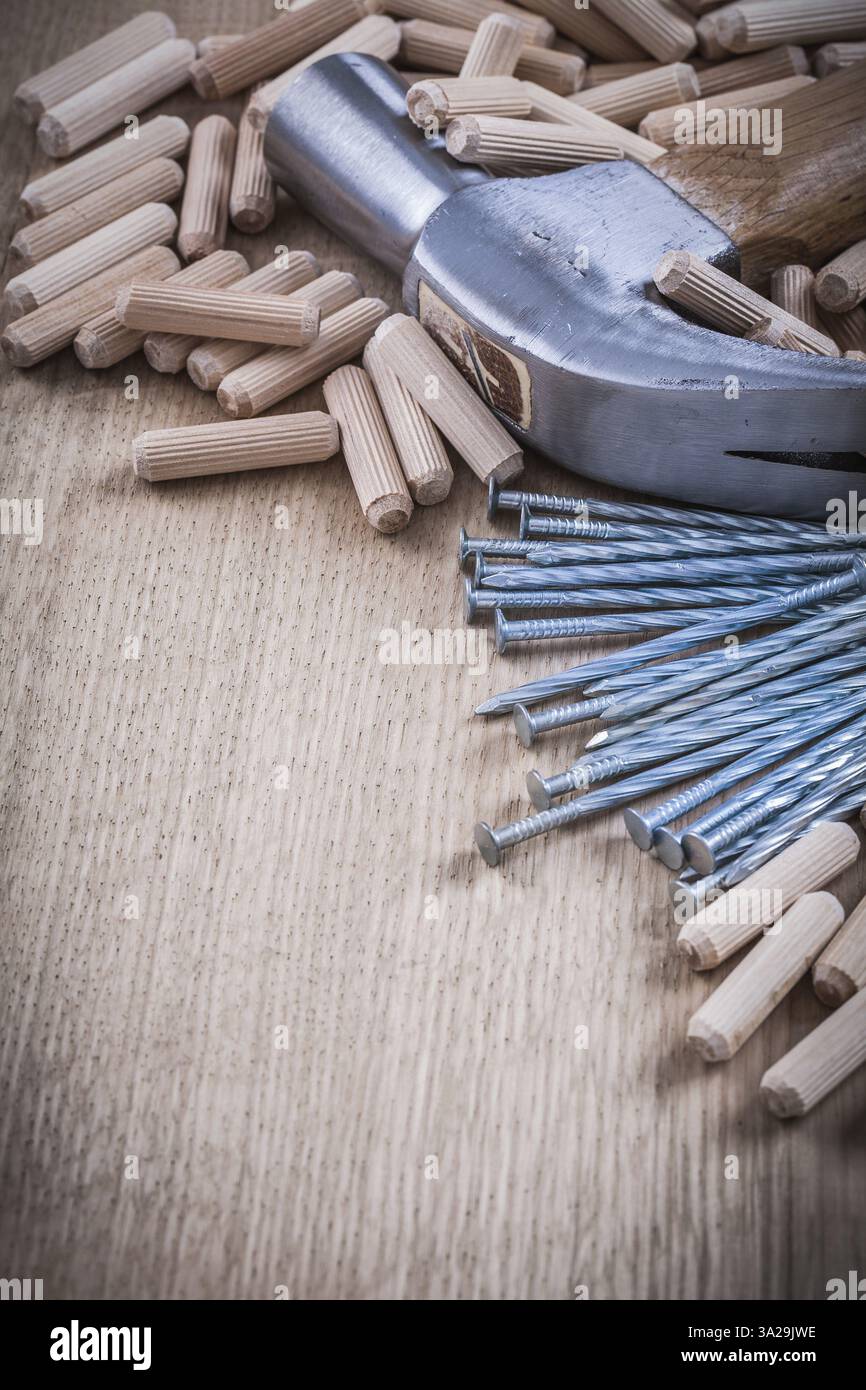 Ensemble de chevilles de travail du bois, clous de construction et marteau à griffes Banque D'Images