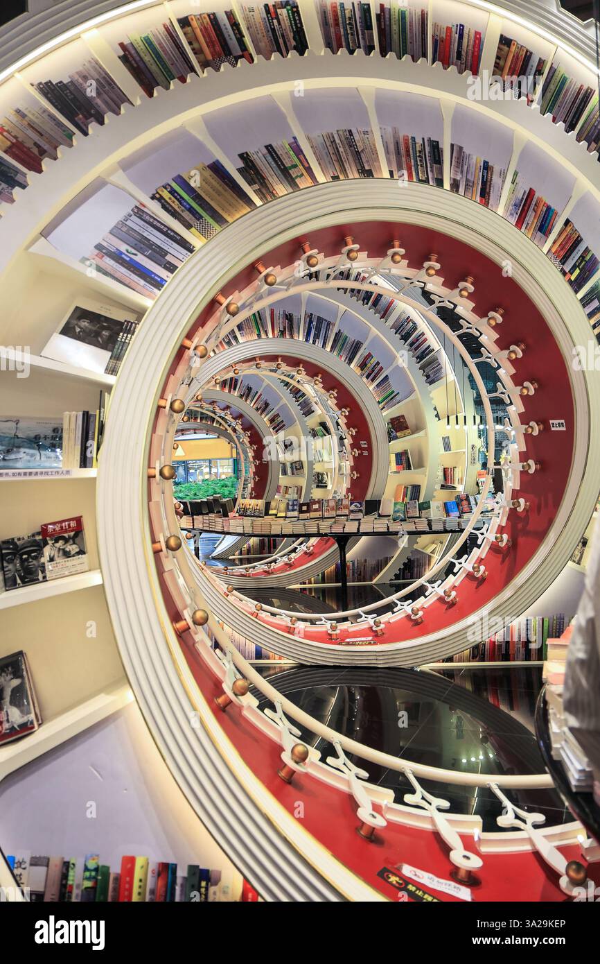 Shenzhen, Chine - novembre 04. 2023 : le design futuriste de l'architecture intérieure moderne dans le magasin ibook Zhongshuge à Shenzhen, en Chine Banque D'Images