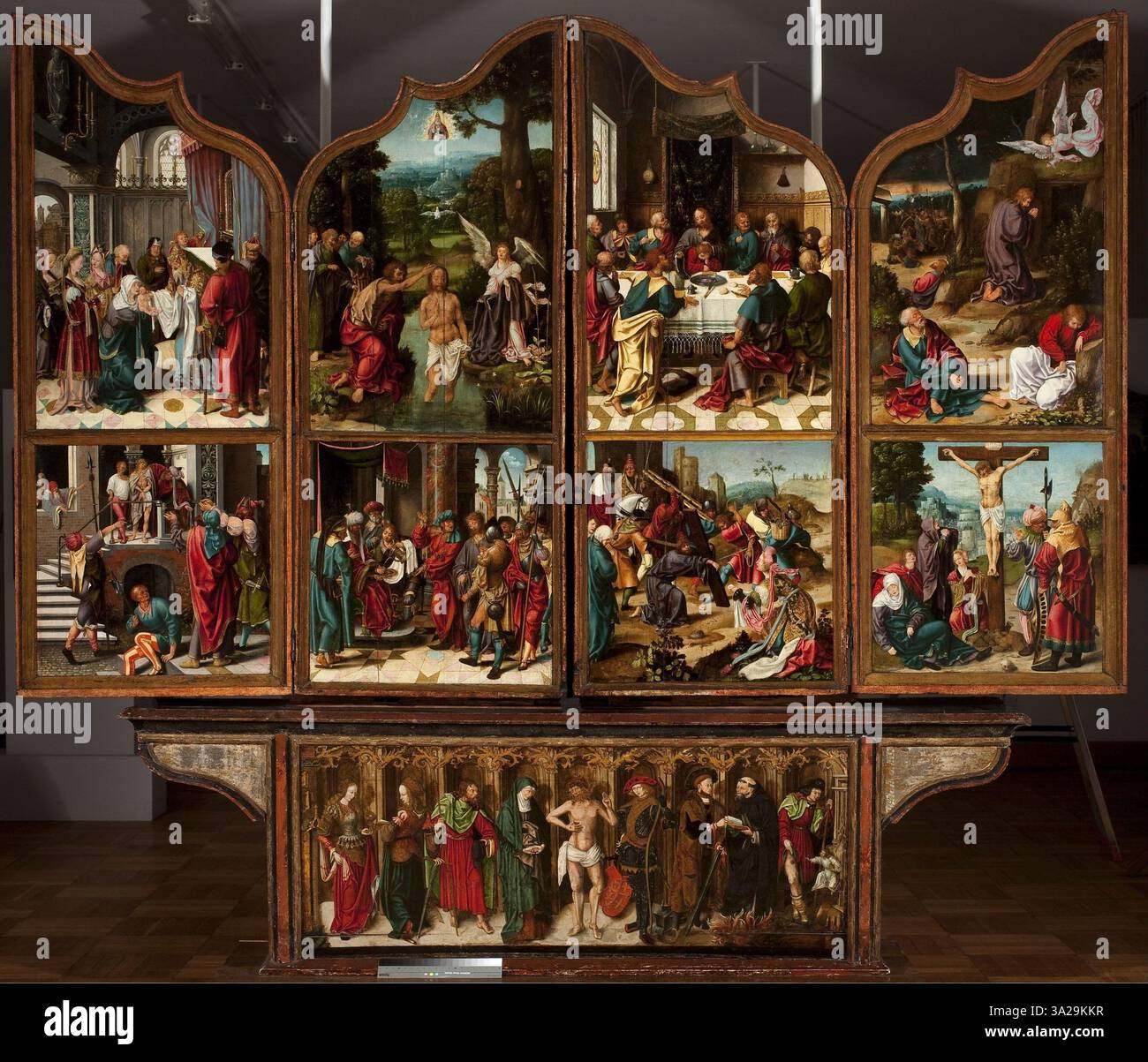 Le polyptyque de Saint Reinhold, créé par Joos van Cleve et son atelier avant 1516, est un grand retable qui représente de multiples scènes de la vie du Christ et des saints. Le format polyptyque comprend des panneaux détaillés et vibrants présentant des événements tels que la présentation dans le Temple et la Crucifixion. Banque D'Images