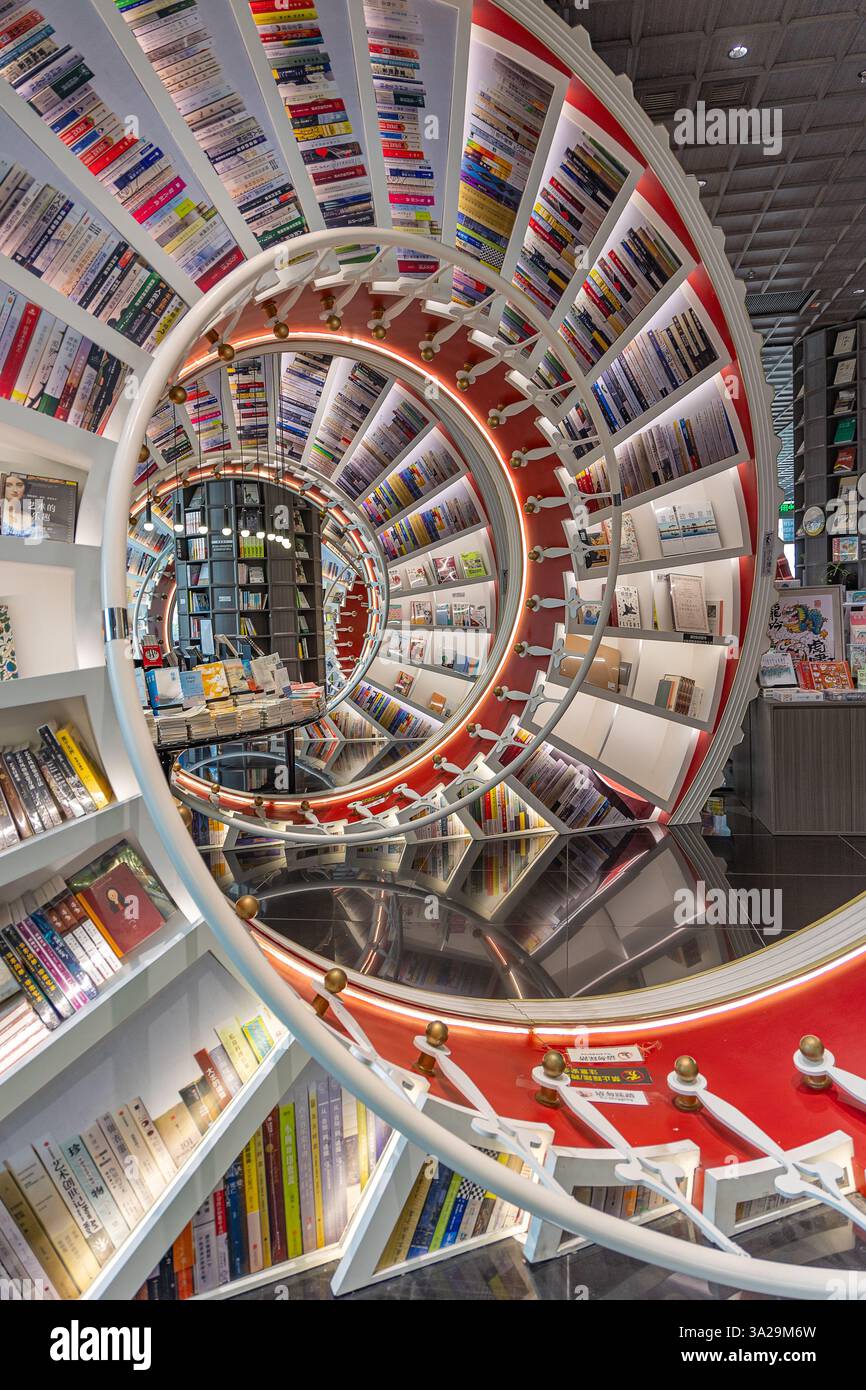 Shenzhen, Chine - novembre 06. 2023 : la conception futuriste moderne de l'architecture intérieure avec réflexion au sol dans la librairie Zhongshuge à Shenzh Banque D'Images