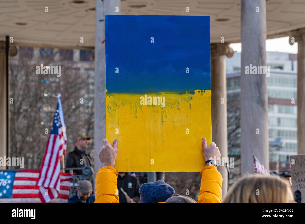 Boston, ma, États-Unis-4 mars 2025 : manifestation anti-Trump à Boston Common organisée par le mouvement 50501 avec un signe représentant un drapeau ukrainien. Banque D'Images