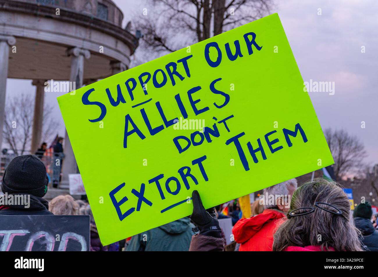 Boston, ma, États-Unis-4 mars 2025 : manifestation anti-Trump à Boston Common organisée par le mouvement de 50501 intitulé «sauver notre Union» avec la lecture de panneau Suppor Banque D'Images