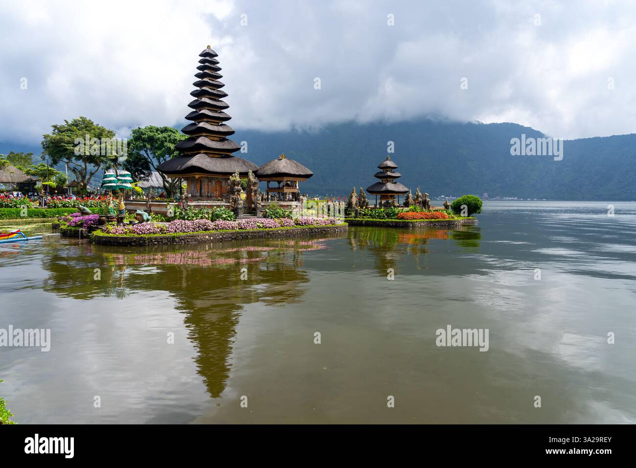 Temple Ulun Danu à Bali, Indonésie. Le temple Ulun Danu (Pura Ulun Danu Beratan, ou Pura Bratan) est un temple shaivite hindou majeur Banque D'Images