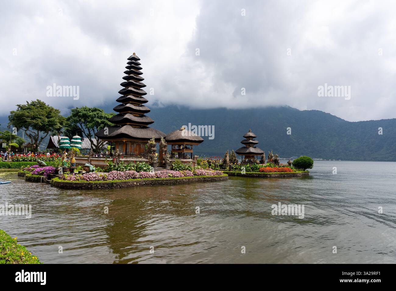 Temple Ulun Danu à Bali, Indonésie. Le temple Ulun Danu (Pura Ulun Danu Beratan, ou Pura Bratan) est un temple shaivite hindou majeur Banque D'Images