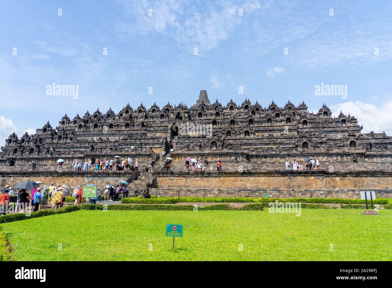 Java central, Indonésie - 20 janvier 2025 : visiteurs du temple Borobudur dans le centre de Java, Indonésie. Banque D'Images