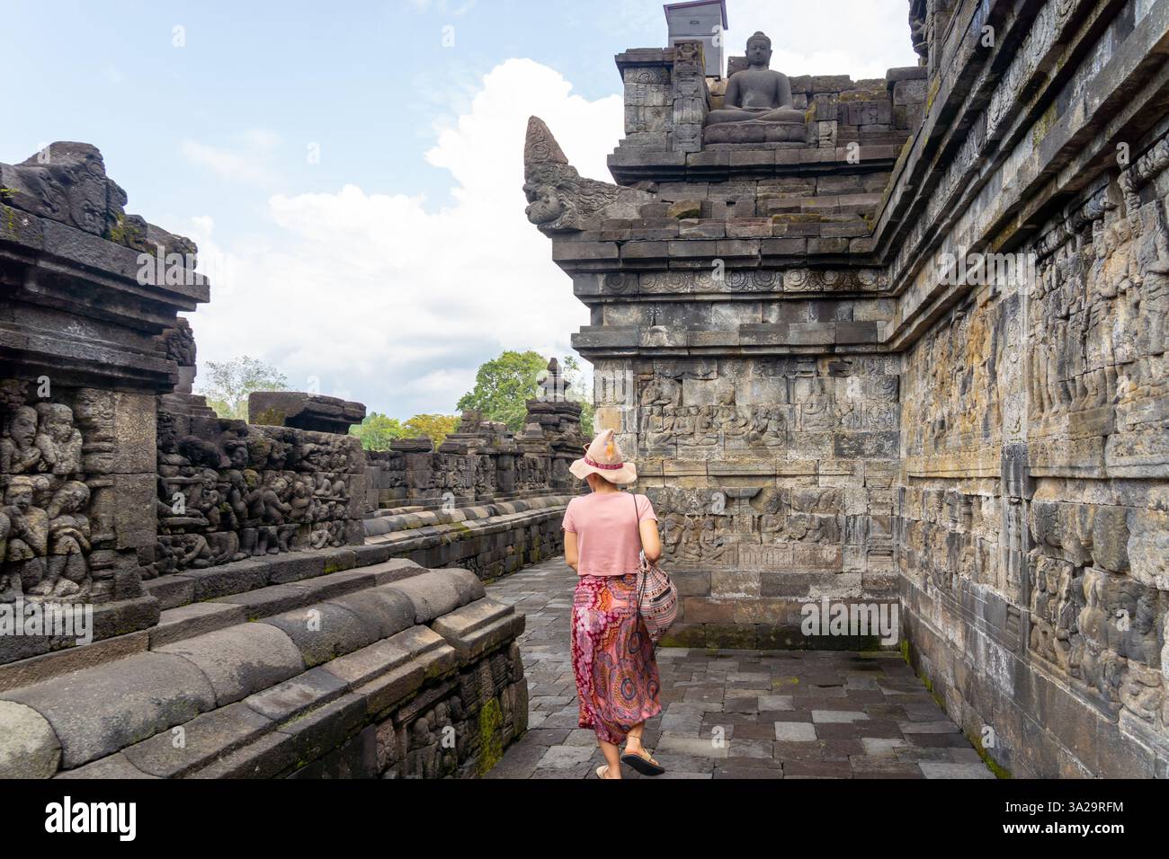 Java central, Indonésie - 20 janvier 2025 : un touriste visitant le temple Borobudur dans le centre de Java, Indonésie. Banque D'Images