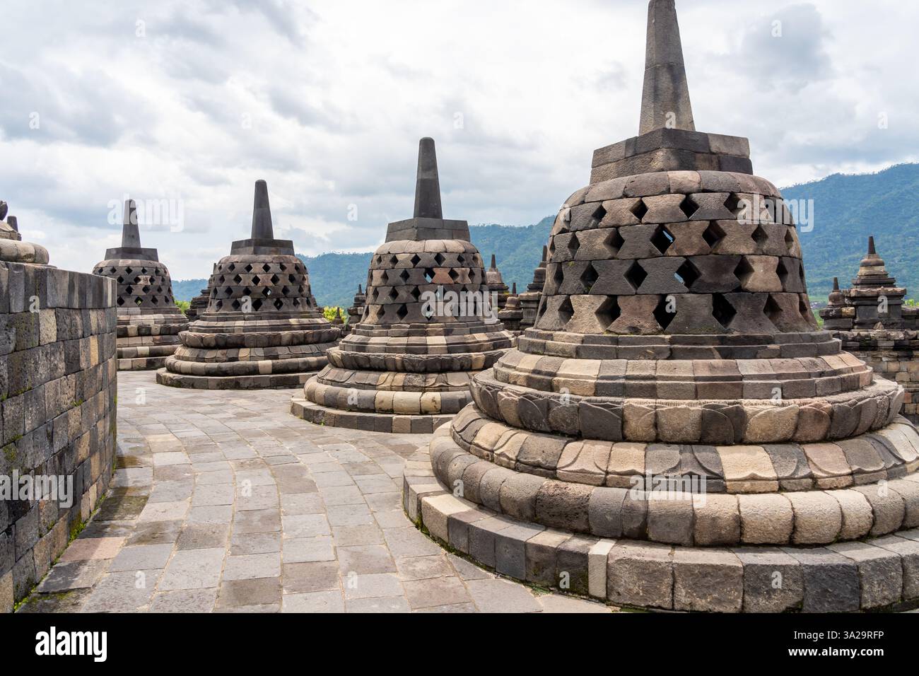 Pagodes dans le temple de Borobudur, patrimoine mondial de l'UNESCO à Java, Indonésie. Borobudur Temple est le plus grand temple bouddhiste dans le monde. Banque D'Images