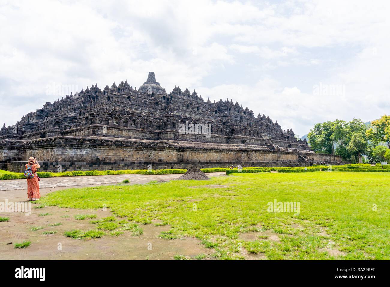Java central, Indonésie - 20 janvier 2025 : un touriste prenant des photos dans le temple Borobudur dans le centre de Java, Indonésie. Banque D'Images