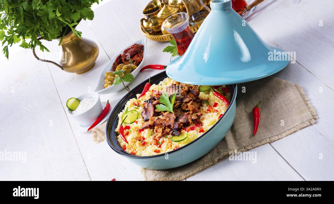 Tajin avec couscous, légumes et viande sur fond blanc Banque D'Images