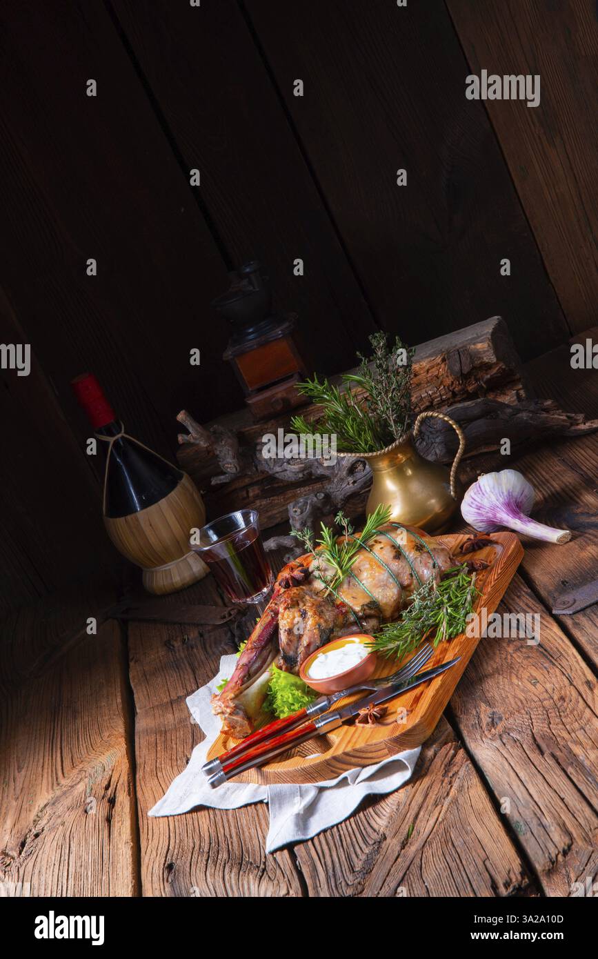 Épaule d'agneau grillée braisée au four avec du romarin Banque D'Images