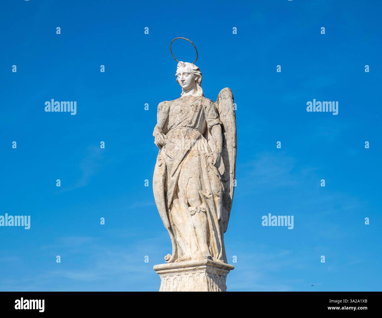 Statue de Saint Raphaël sur le pont romain de Cordoue, Andalousie, Espagne. Banque D'Images