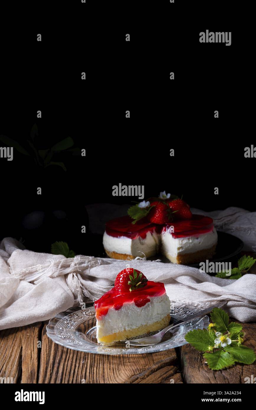 Délicieuse tarte au fromage à la crème aux fraises à base d'éponge Banque D'Images