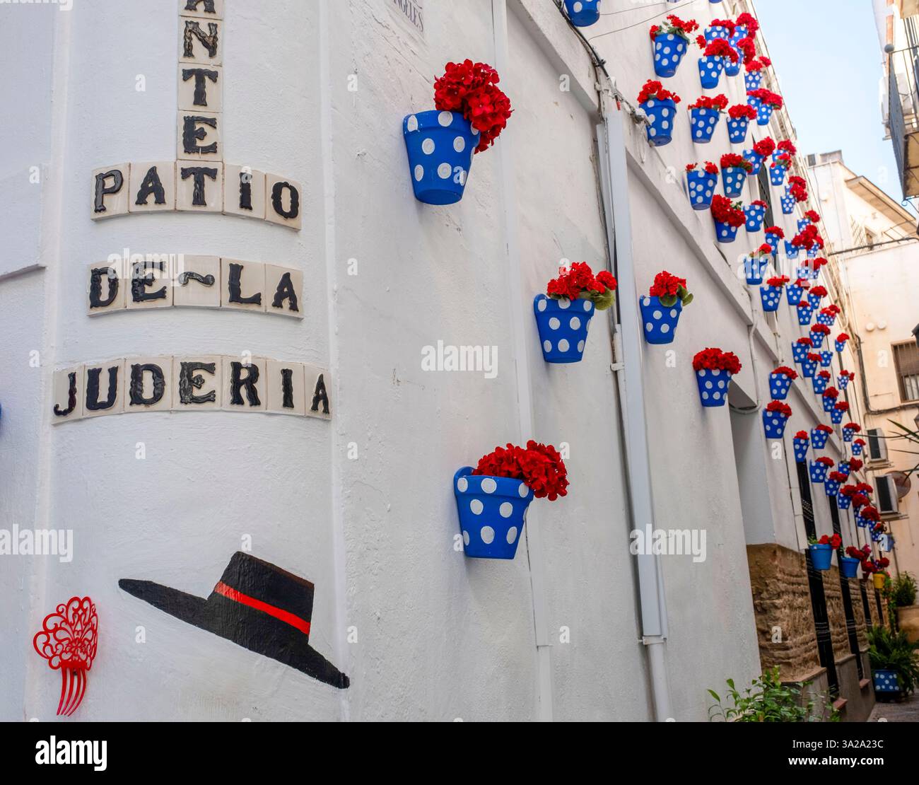 Des pots de fleurs colorés décorent les murs du Patio de-la Juderia, Cordoue, Andalousie, Espagne Banque D'Images