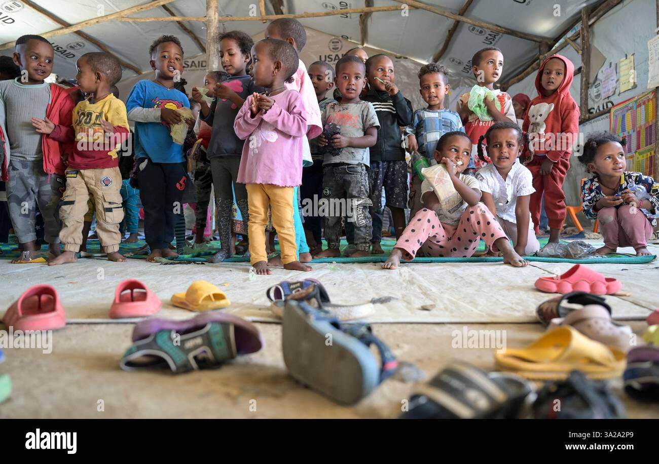 ETHIOPIE, Tigray, Mekelle, conséquences de la guerre du Tigré 2020-2022, camp de déplacés internes Sebacare SC 4 pour les personnes déplacées internes et les réfugiés de guerre, enfants dans le camp maternelle géré par des sœurs catholiques, tente avec logo de USAID l'agence américaine pour le développement international Banque D'Images
